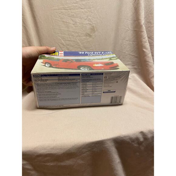 Revell 1/25 99 Ford SVT F-150 Lightning Model Kit Factory Sealed - Picture 3 of 4